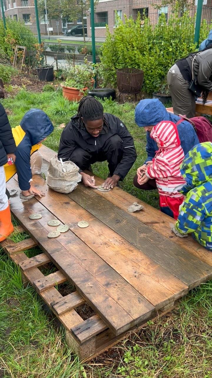 🌦️ We really were against the elements over the weekend! Our Wander Wilders experienced the rain and the sunshine, and were able to create their clay animal foot prints whilst hanging out with friends! It’s been beautiful to see the young and older folks have blossoming conversations and supporting one another beyond our sessions!